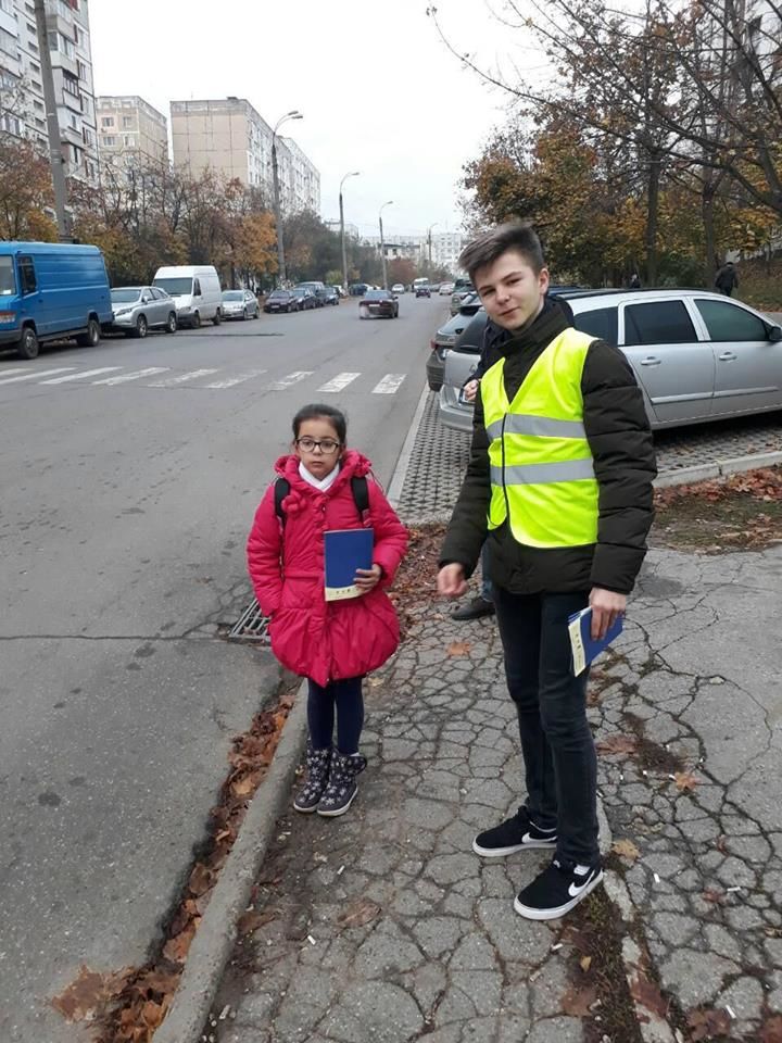 Дети помогали патрульным инспекторам управлять дорожным движением на "зебрах"