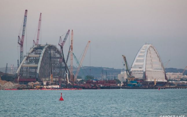 Construcţia podului controversat ce va lega Crimeea de Rusia avansează spectaculos