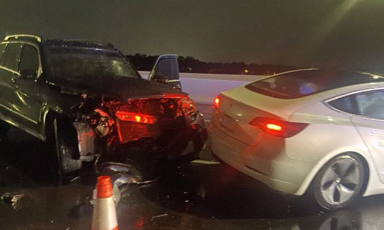 В США автомобиль Tesla на автопилоте врезался в полицейскую машину
