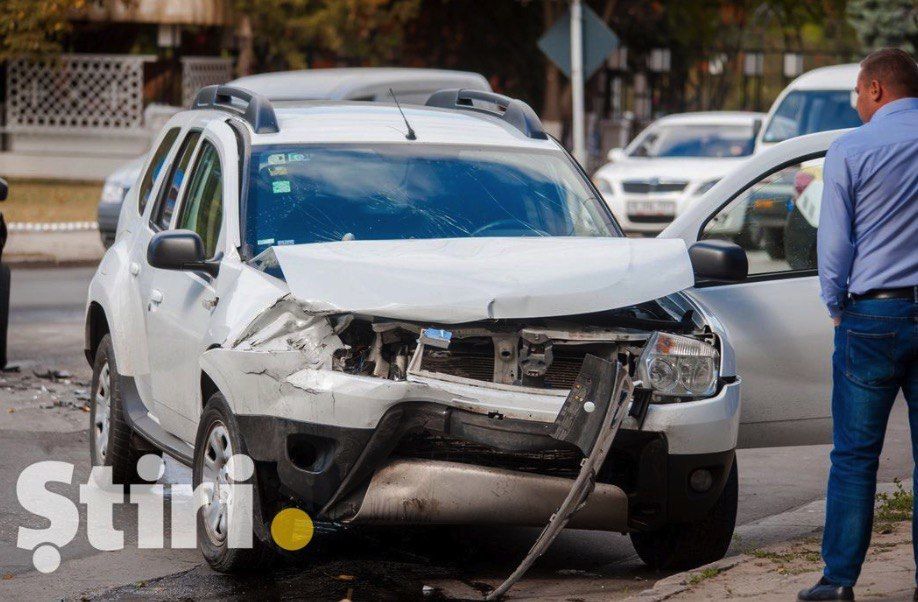 Две машины Dacia не смогли разъехаться на перекрестке: водитель в больнице
