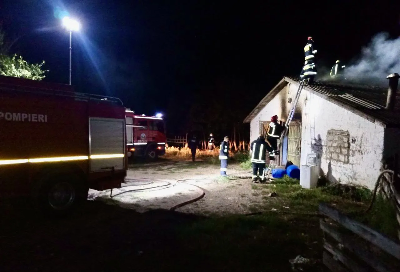 Incendiu puternic într-o gospodărie din Râșcani: 300 de animale, salvate de pompieri