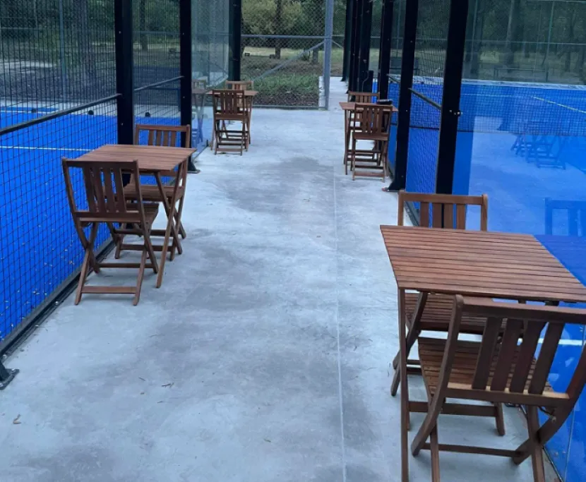 Из iPadel Arena в парке "Ла Извор" похищены стулья, столы и скамейки