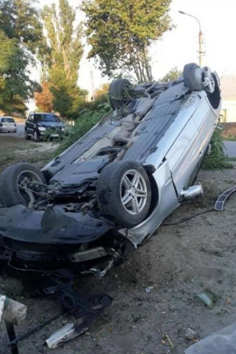 Авария в Вулканештах: Mercedes снес дерево и забор частного дома