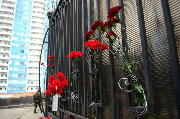 Под консульство РФ в Одессе снова принесли цветы