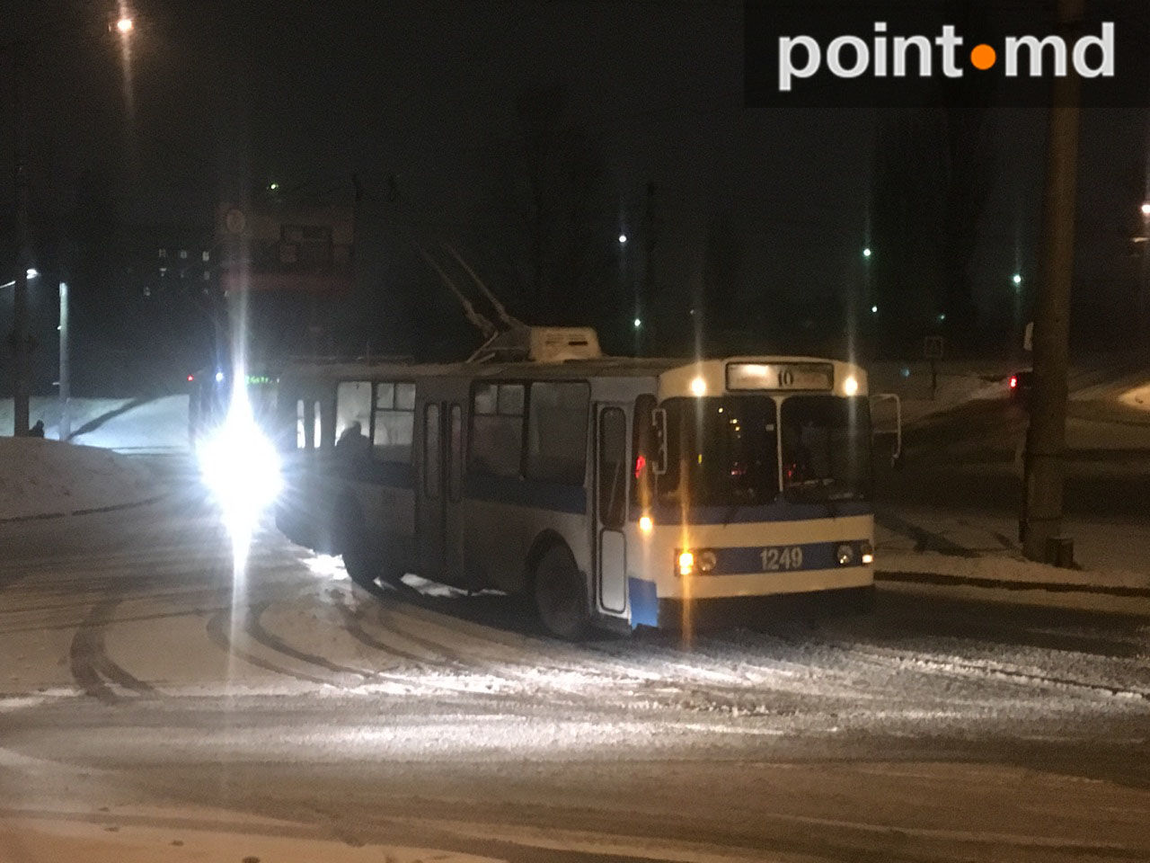 На Телецентре троллейбусы не могут проехать из-за снега