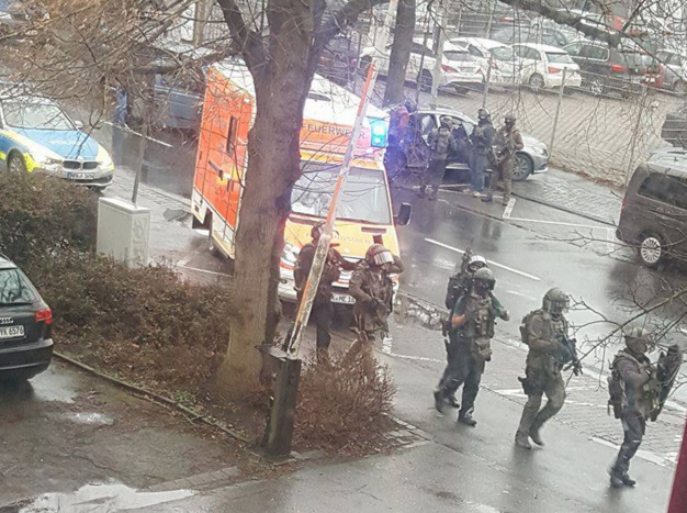 Вооруженный мужчина ворвался в колледж в Германии