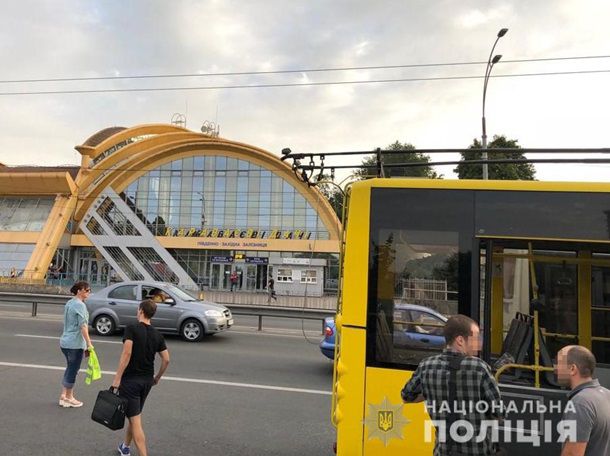 В Киеве мужчина устроил стрельбу в троллейбусе