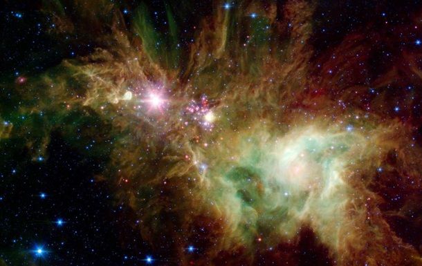 NASA показала снимки "космической рождественской елки"