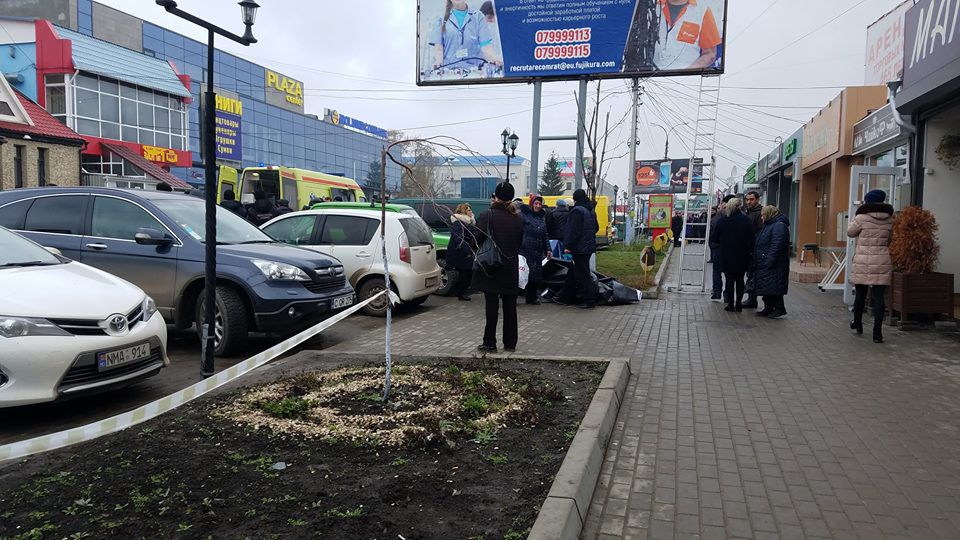 В центре Комрата мужчина сорвался с рекламного щита