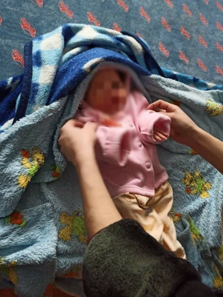 В подъезде многоквартирного дома в столице нашли младенца