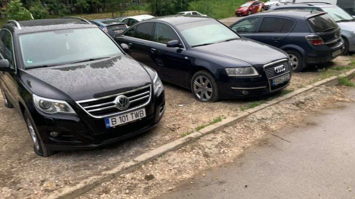 В столице неизвестные повредили шины оставленных на парковке автомобилей