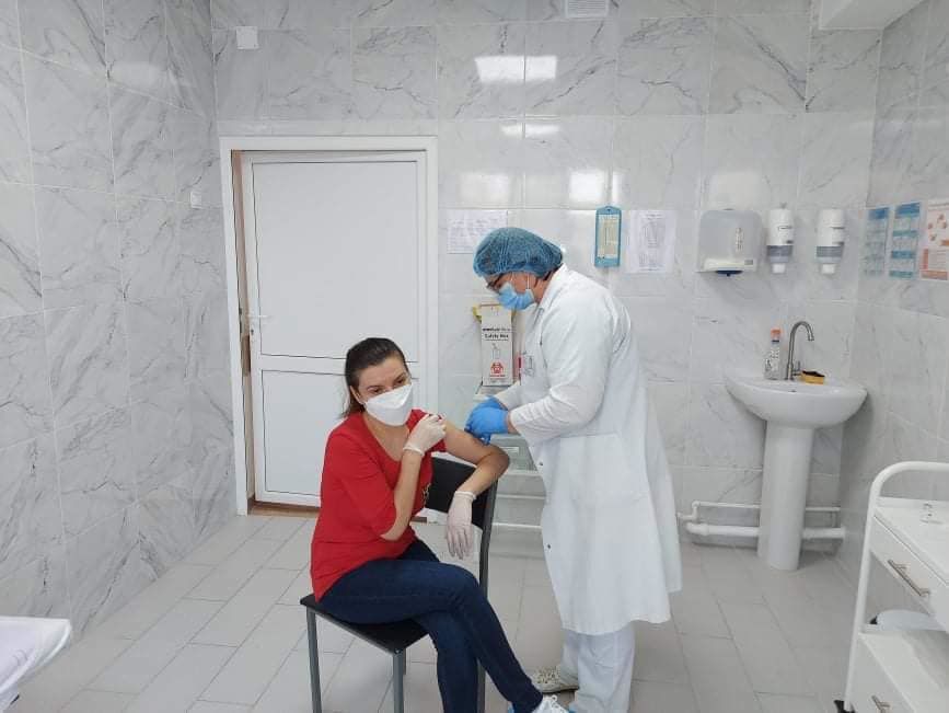 Врачи в Ниспоренах вакцинировались от коронавируса