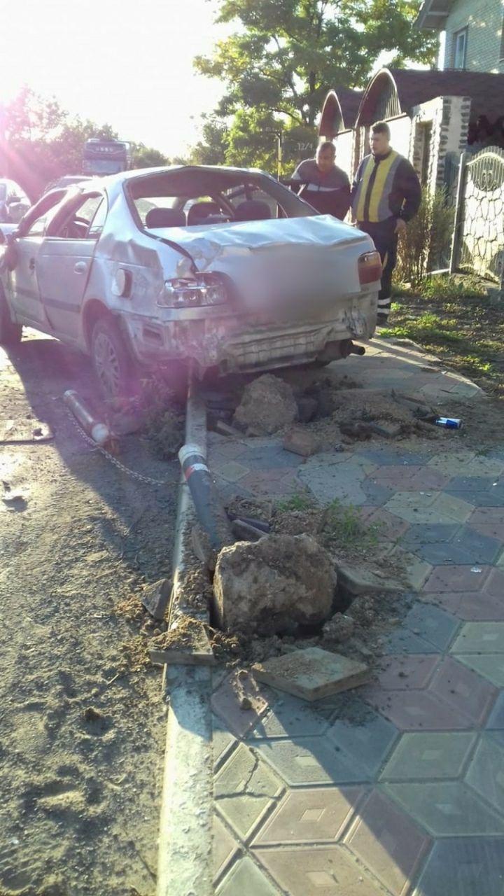 В Яловенах автомобиль врезался в ограду частного дома