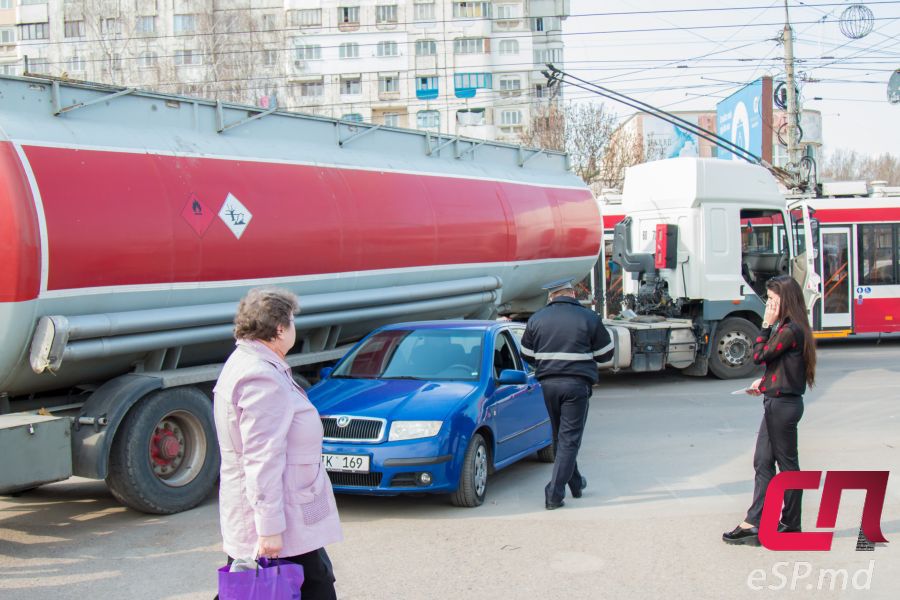 В Бельцах бензовоз не смог разъехаться с легковушкой