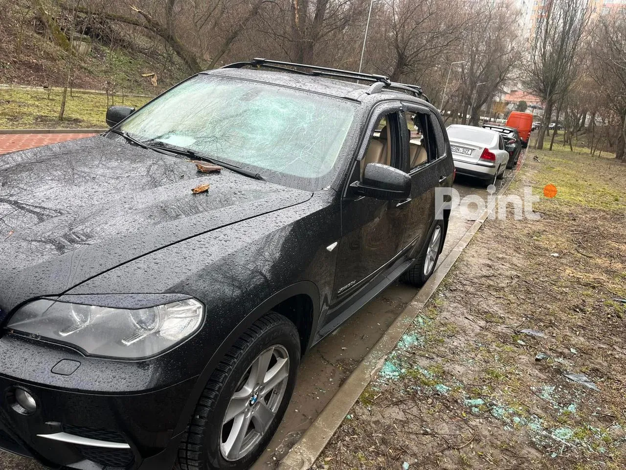Un BMW X5 cu numere ucrainene parcat, distrus în Capitală