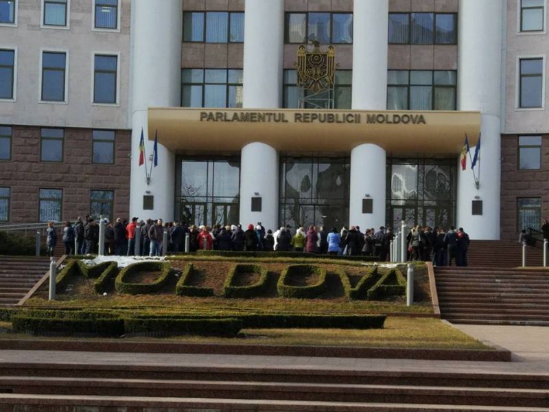 Comercianții din Piața Centrală protestează din nou la Parlament