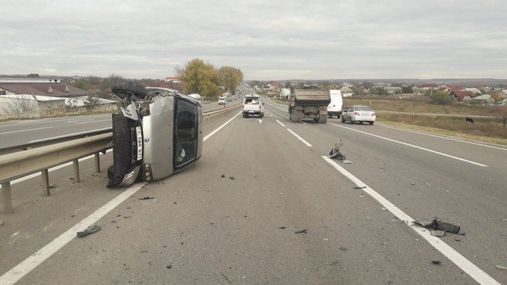 Accident cumplit în apropiere de Măgdăceşti. Un automobil s-a lovit violent cu un KamAZ