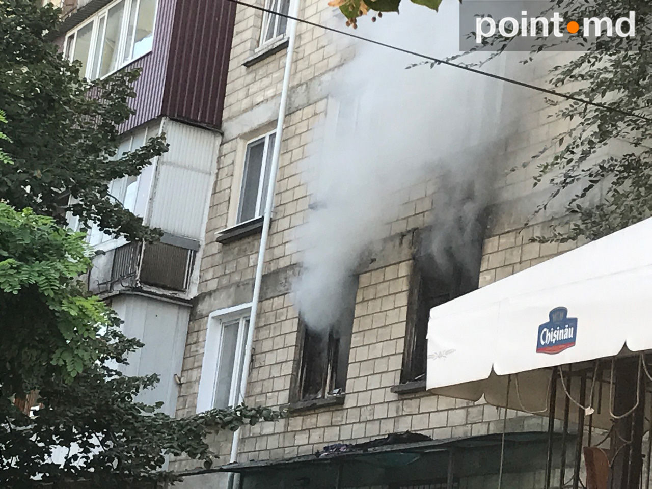 Мощный пожар охватил многоэтажку в центре Кишинева
