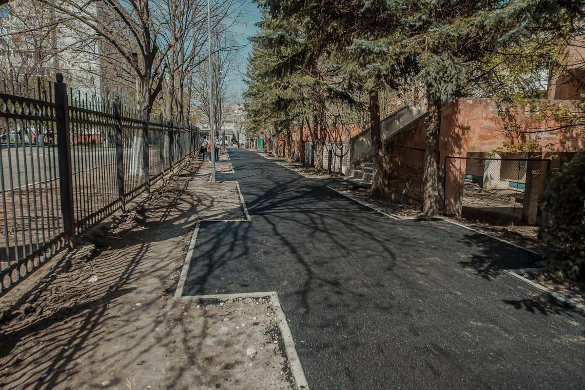 Аллею школьников на Чеканах начали асфальтировать