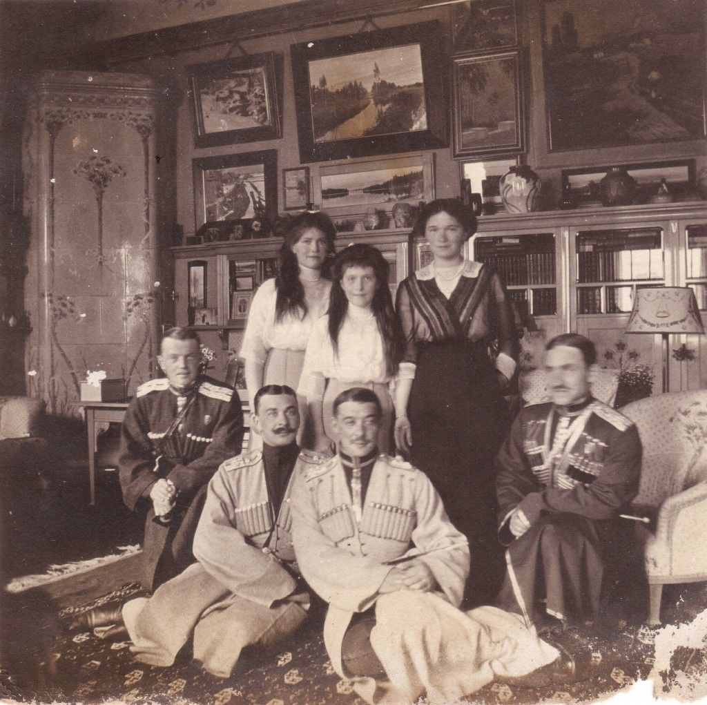 В России нашли тайник с фотографиями семьи Николая II