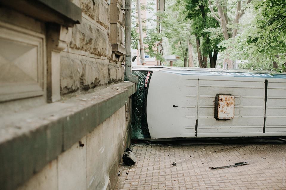 В центре Кишинева маршрутка с пассажирами перевернулась и влетела в здание