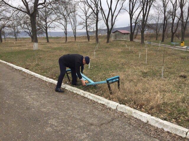 Parcul din Căușeni, vandalizat: Mai multe bănci și coșuri de gunoi, distruse
