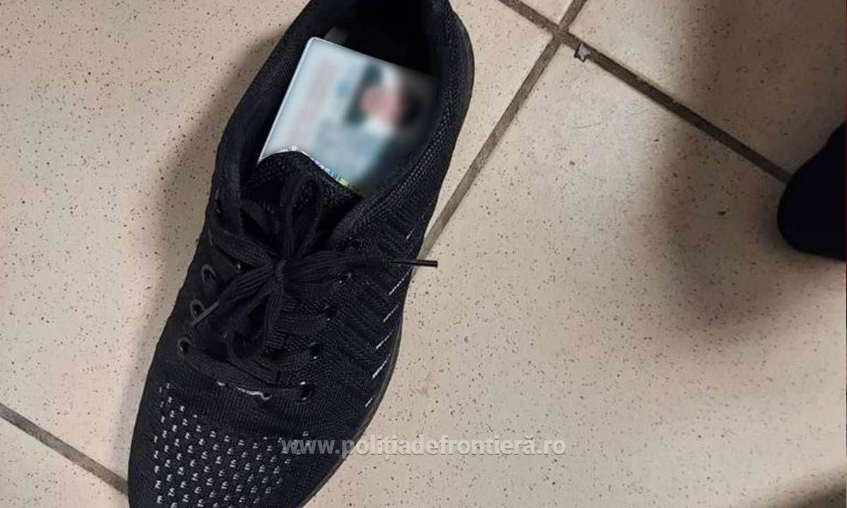 В Румынии на границе у молдаванина изъяли спрятанный в обуви поддельный документ