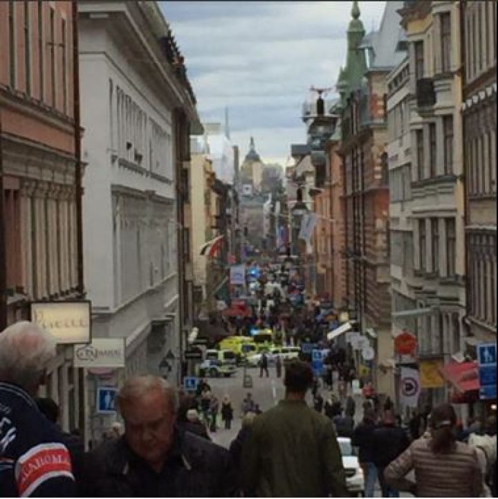 Un camion a lovit un grup de oameni, în centrul oraşului Stockholm: Trei persoane au murit