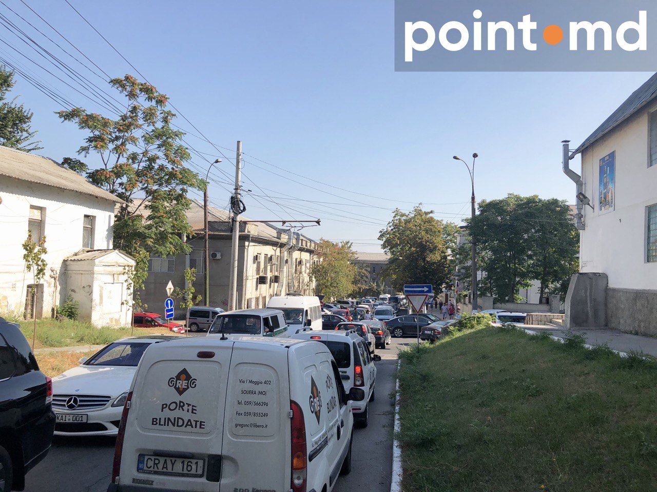 В Кишиневе парень в одиночку регулировал дорожное движение