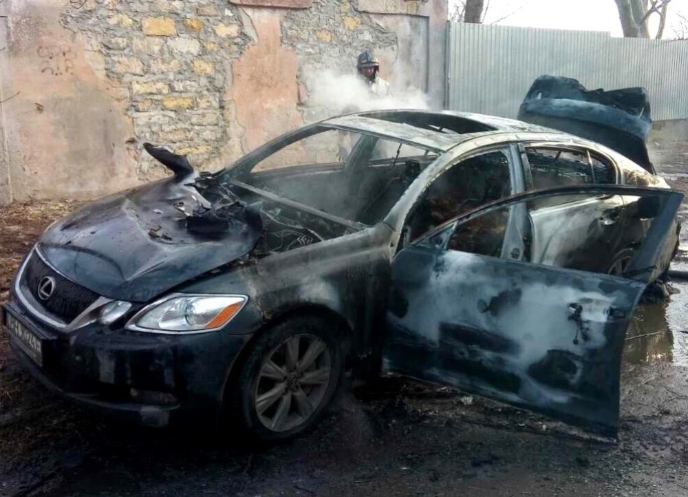 В Одессе сожгли Lexus с бизнесменом внутри