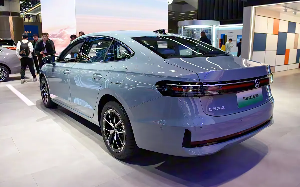 Noul Volkswagen Passat a primit o versiune electrificată cu autonomie de 1.300 km