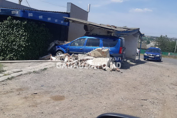 В Комрате произошло ДТП: автомобиль снес остановку
