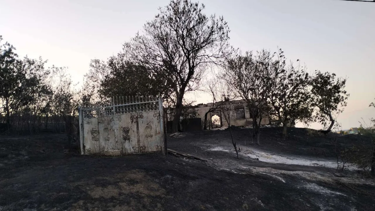 Incendiu de 11 ore în raionul Căușeni: Au ars trei case și 300 de baloți de fân