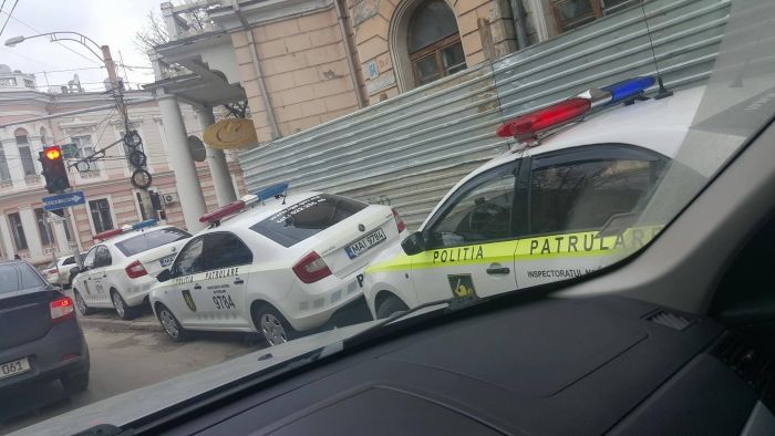 Патрульные инспекторы припарковали служебные машины на тротуаре