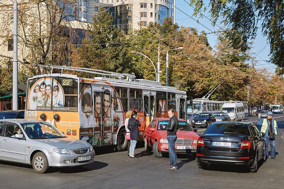 Pe bulevardul Ștefan cel Mare două mașini s-au tamponat și au creat ambuteiaje