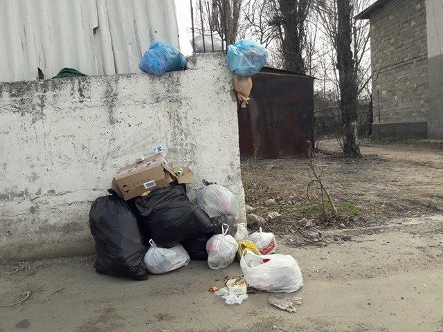 Из Кишинева перестали вывозить мусор, отходы уже вешают на заборы