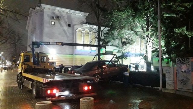 Возле столичного кинотеатра эвакуировали припаркованные авто