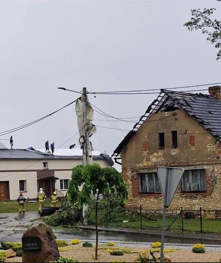 Торнадо пронесся по одному из регионов Польши: повреждены жилые дома