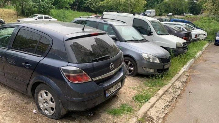 В столице неизвестные повредили шины оставленных на парковке автомобилей