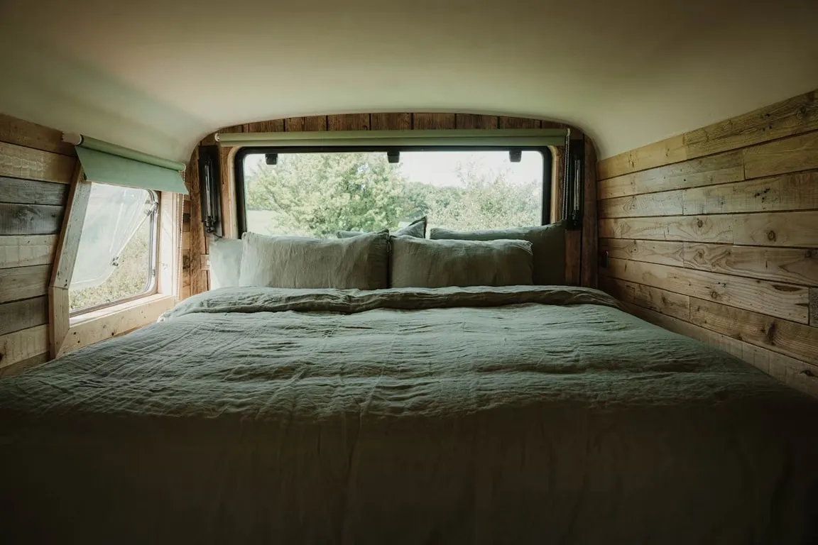 Un cuplu din Londra a transformat un autobuz cu două etaje într-o locuință confortabilă cu jacuzzi