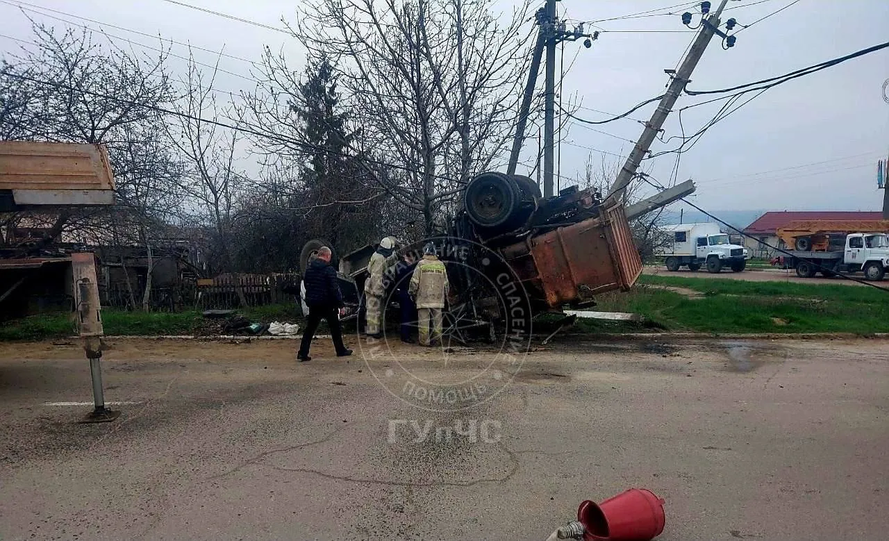 Un camion de gunoi, încărcat cu butelii de gaz, s-a izbit de un stâlp la Dubăsari