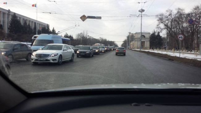 Сломавшийся троллейбус заблокировал движение на бульваре Штефана чел Маре