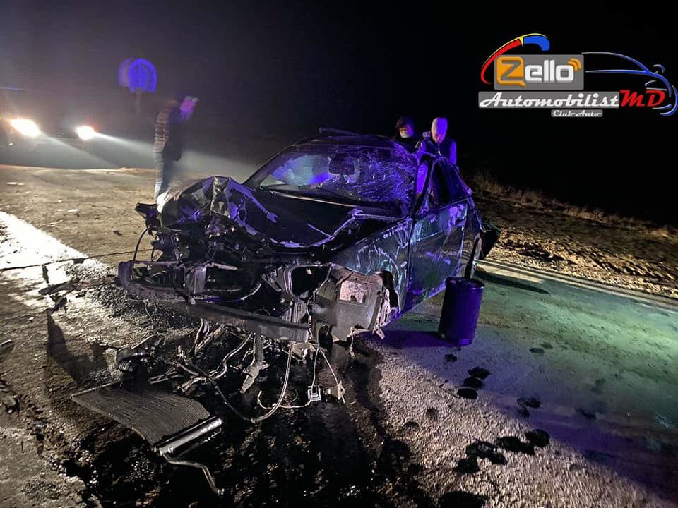 Водитель BMW попал в серьезную аварию, превратив машину в груду металла