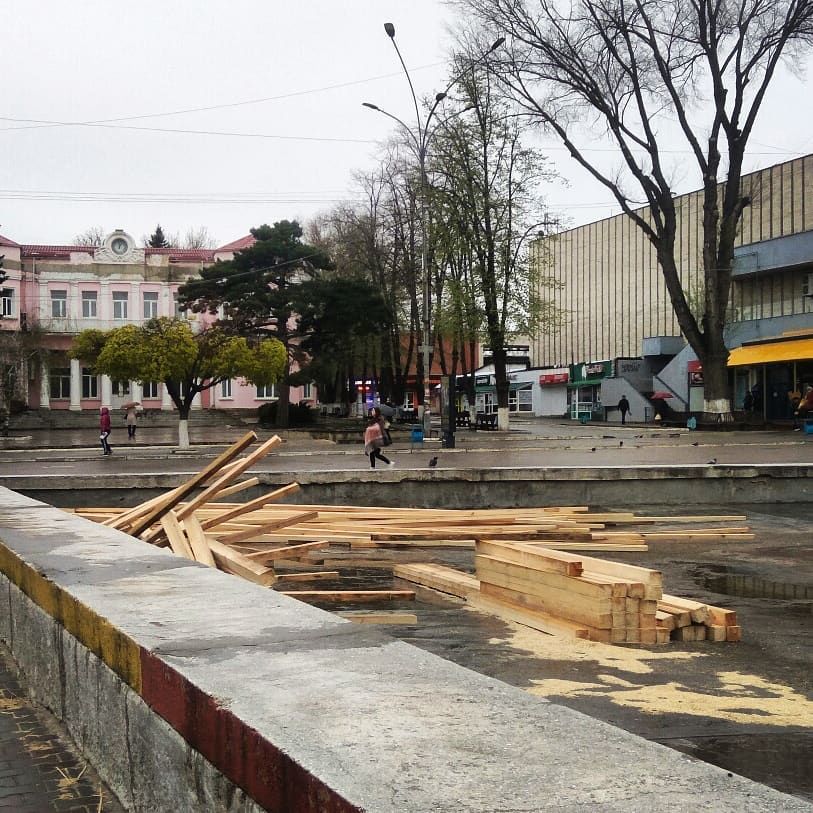 В Бельцах начали ремонтировать фонтан