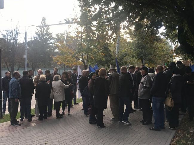 Движение ACUM протестовали у парламента, были стянуты отряды карабинеров
