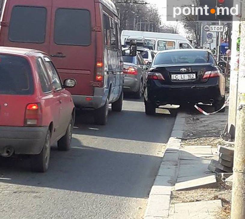 Stop Cadru: Chirtoacă a parcat neregulamentar. Reacția internauților
