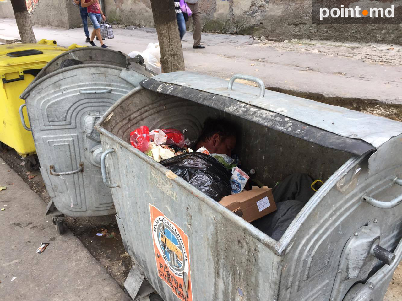 Zgomote ciudate din tomberon. Descoperirea unui bărbat din Capitală