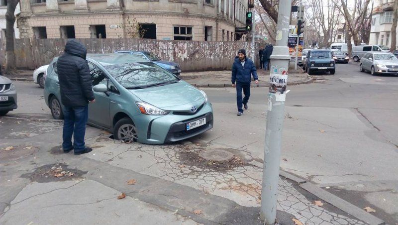 В центре столицы водитель угодил колесом в яму
