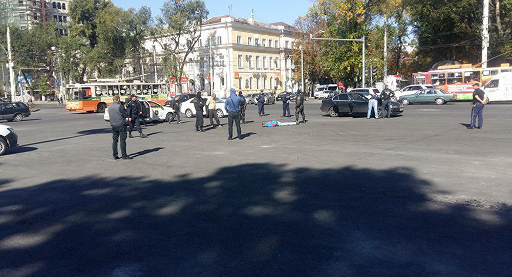 Reţinere spectaculoasă acum la Guvern. Trei persoane puse la pământ