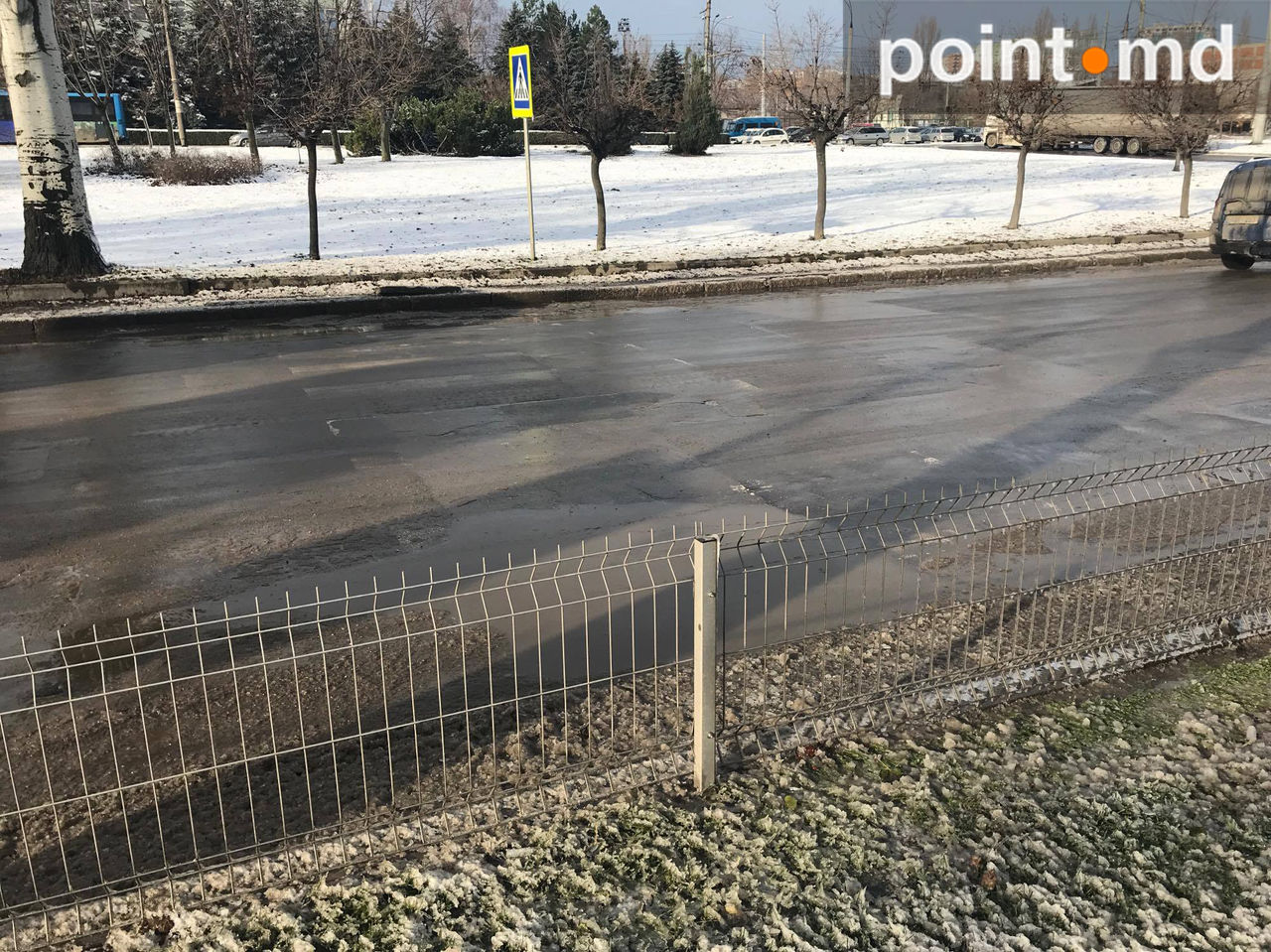 Trecere de pietoni bizară în sectorul Ciocana: De la gard până la gazon